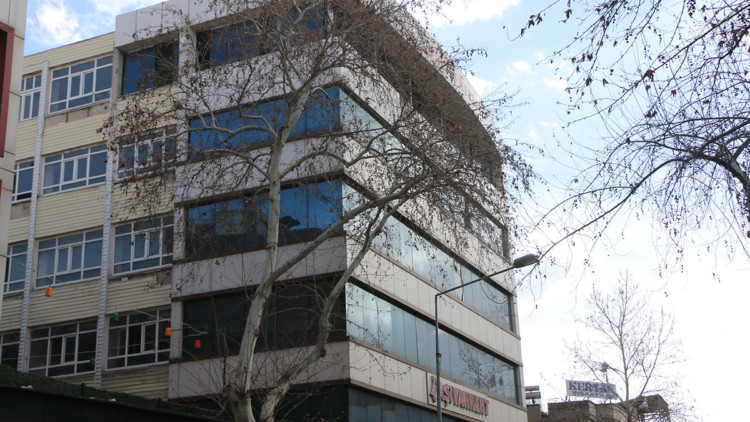 Adıyaman'da ağır hasarlı binanın sallandığı ihbarı