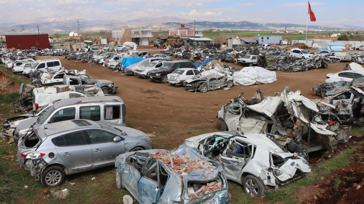 Adıyaman'da enkazdan çıkarılan araçlar yedieminde