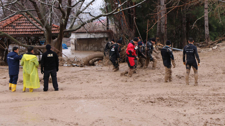 Adıyaman'da selde kaybolan anne ve kızı aranıyor