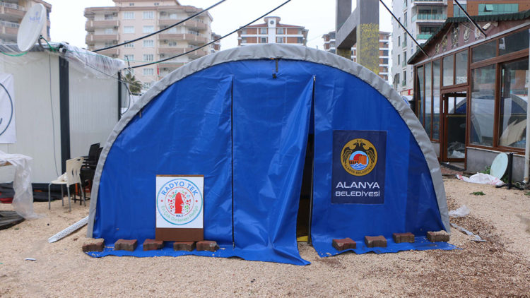 Adıyaman'da yerel radyo çadırda yayına başladı