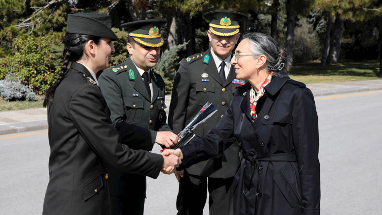 Akar'ın eşi ve komutan eşlerinden Anıtkabir'e ziyaret