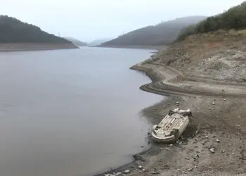 Alibeyköy barajı'nda su çekilince otomobil ortaya çıktı
