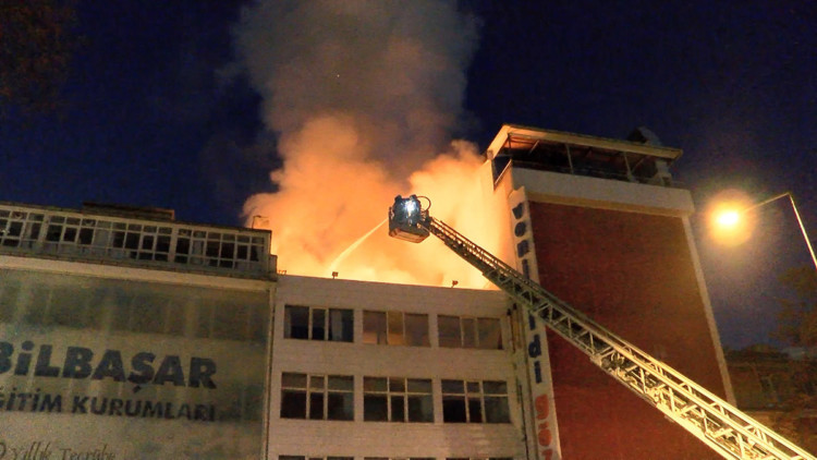 Ankara'da özel okul çatısında yangın