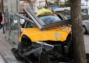 Ankara'da taksi otobüs durağına daldı: 6 yaralı