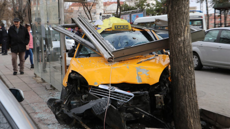 Ankara'da taksi otobüs durağına daldı: 6 yaralı
