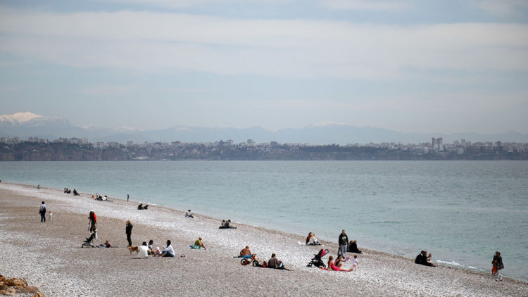 Antalya'da sıcak havayı görenler sahillere akın etti