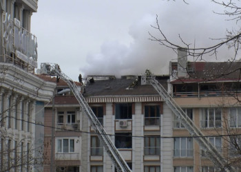 Apartman boşluğuna düşen itfaiye eri yaralandı