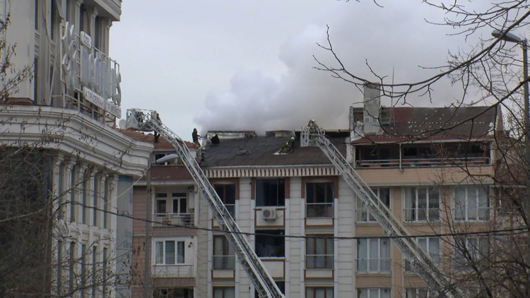 Apartman boşluğuna düşen itfaiye eri yaralandı