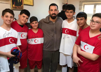 Arda Turan depremzedeler için sahalara döndü