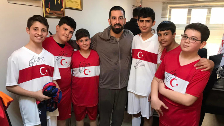Arda Turan depremzedeler için sahalara döndü