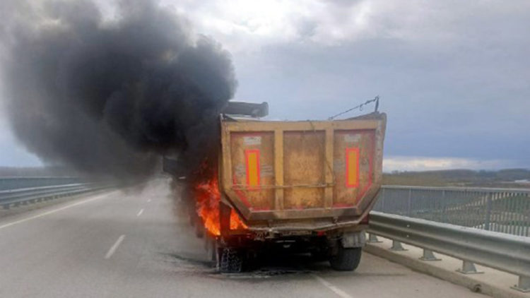 Asfalt yüklü kamyon seyir halindeyken alev aldı