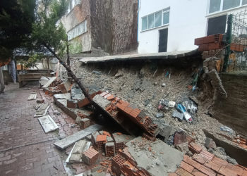 Aşırı yağmur nedeniyle bahçe duvarı çöktü