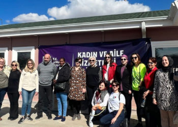 Askeri ateşe eşleri depremzedelerle buluştu