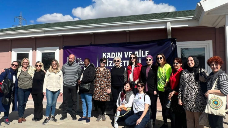 Askeri ateşe eşleri depremzedelerle buluştu