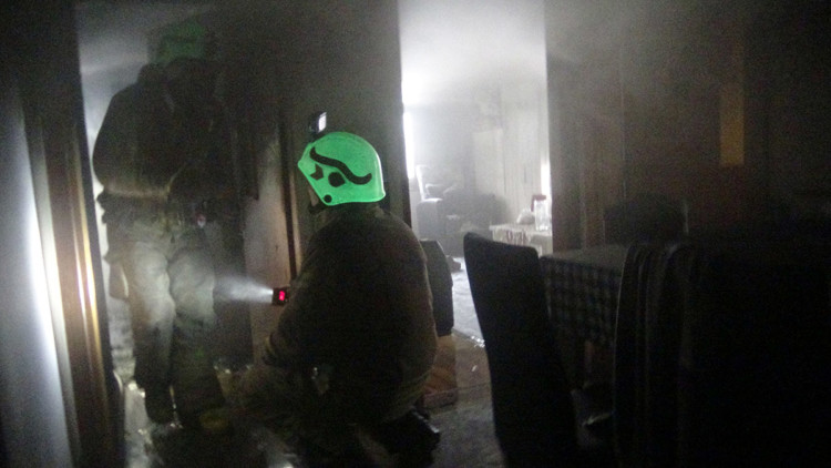 Avcılar'da 4 katlı binanın giriş katında yangın