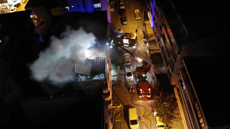 Avcılar'da boşaltılan binada yangın: 1 yaralı