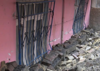 Avcılar'da istinat duvarı çöktü, bina hasar gördü