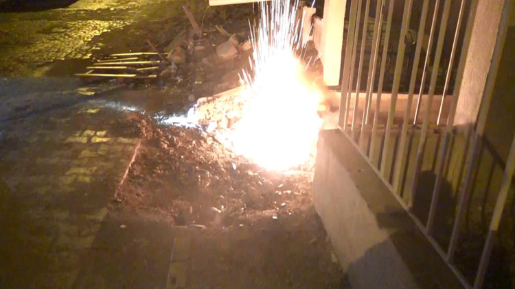 Avcılar'da yeraltı kabloları yanarak patladı