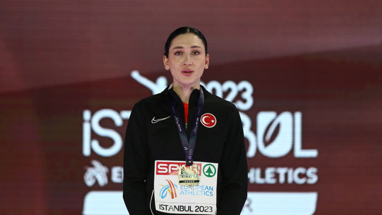 Avrupa şampiyonu Tuğba Danışmaz madalyasını aldı