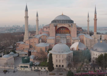 Ayasofya Camii'ne ramazan mahyası asıldı