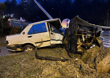 Aydınlatma direğine çarpan otomobil ikiye bölündü