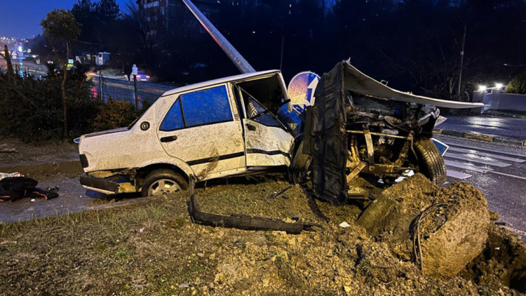 Aydınlatma direğine çarpan otomobil ikiye bölündü  