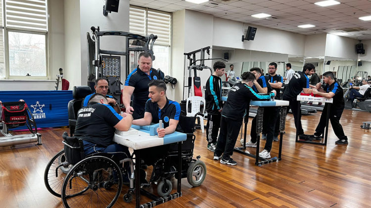 Bağcılar'da engelliler için bilek güreşi turnuvası 