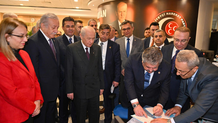 Bahçeli, milletvekili adaylık başvurusunu yaptı
