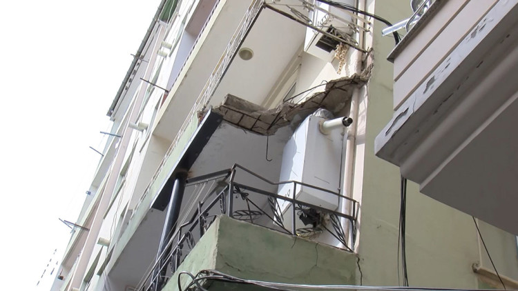 Bahçelievler'de balkonu çöken bina tahliye edildi