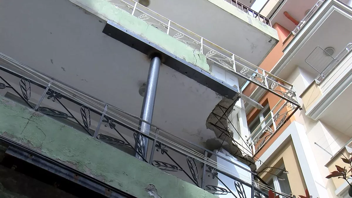 Bahcelievlerde balkonu coken bina tahliye edildiy - yaşam - haberton