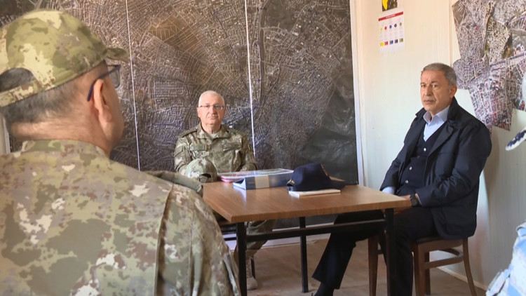 Bakan Akar, Hatay'da Mehmetçik'i ziyaret etti