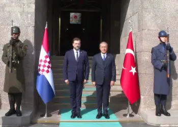 Bakan akar, hırvatistan savunma bakanı ile görüştü
