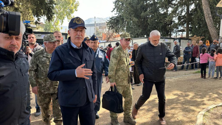 Bakan Akar, Mehmetçik Okulu'nu ziyaret etti