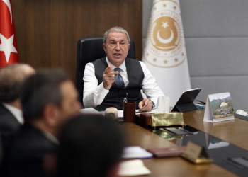 Bakan Akar birlik komutanlarıyla görüştü