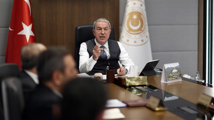 Bakan Akar birlik komutanlarıyla görüştü