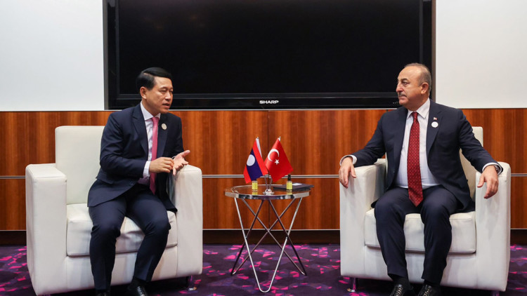 Bakan Çavuşoğlu’dan Doha'da resmi temaslar