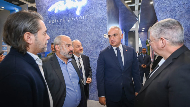 Bakan Ersoy, ITB Berlin Turizm Fuarı’nı ziyaret etti