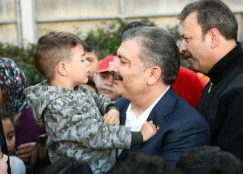 Bakan Koca'nın kucağında 'Zelzele Suresi'ni okudu