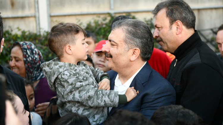 Bakan Koca'nın kucağında 'Zelzele Suresi'ni okudu