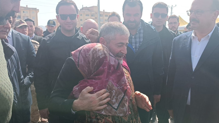 Bakan Nebati, Gaziantep'te depremzedelerle görüştü