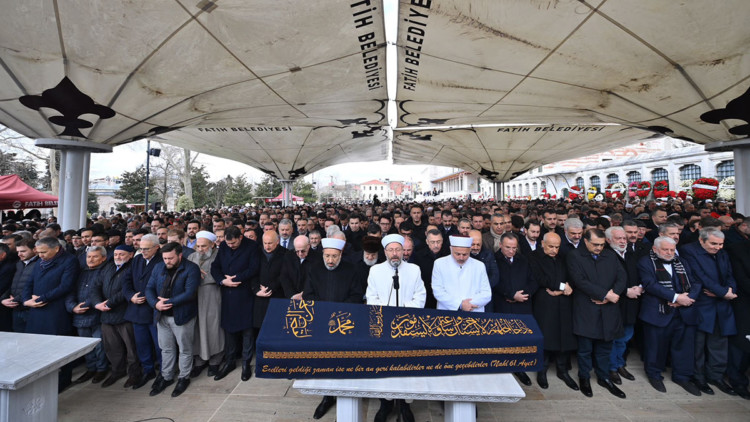 Bakan Varank'ın babası son yolculuğuna uğurlandı 