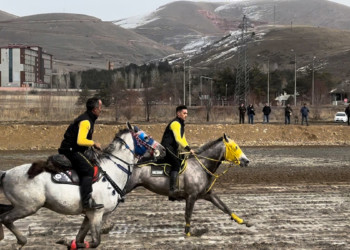Bayburt'ta depremzede çocuklar cirit yarışı izledi