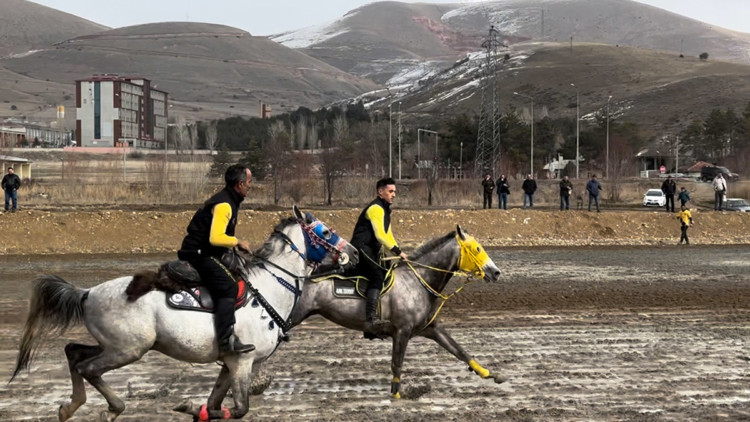 Bayburt'ta depremzede çocuklar cirit yarışı izledi