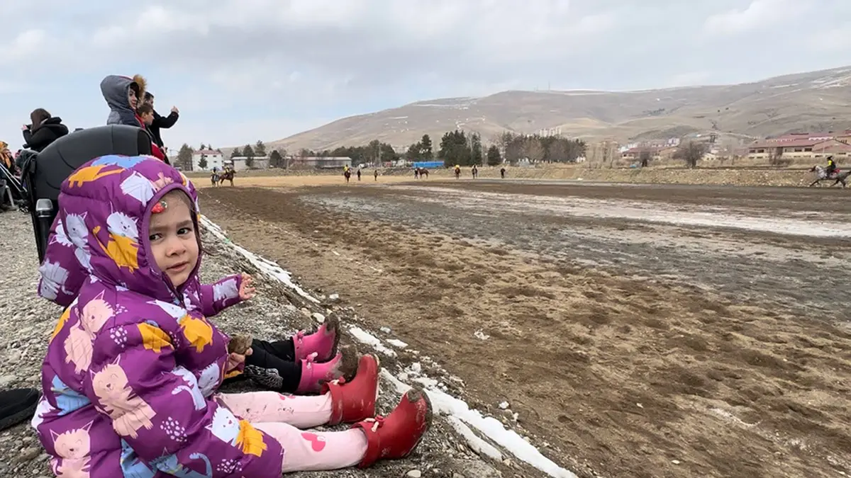 Bayburtta depremzede cocuklar cirit yarisi izlediq - yerel haberler - haberton