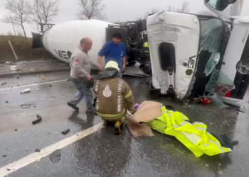 Beton mikseri otomobilin üzerine devrildi