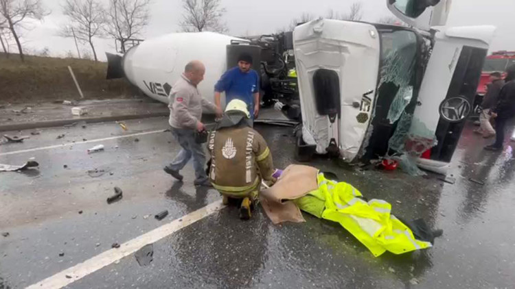 Beton mikseri otomobilin üzerine devrildi