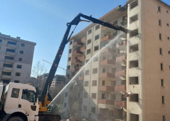 Beylikdüzü'nde 211 daireli sitenin yıkımına başlandı