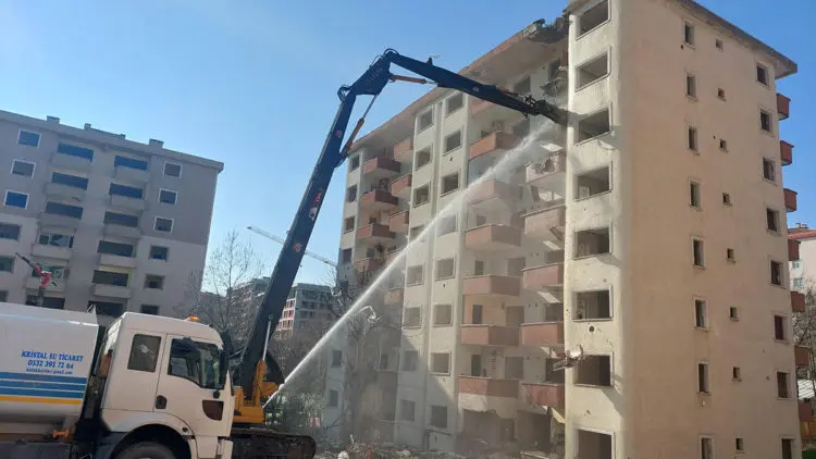 Beylikdüzü'nde 211 daireli sitenin yıkımına başlandı