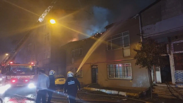 Beyoğlu'nda bina çatısında yangın