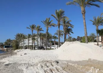 Bodrum'da sahile dökülen beyaz kum kaldırıldı